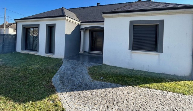 La Maladrerie, Modern Villa with Pool