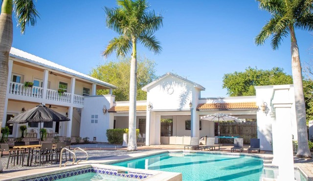 La Mansion l Pool & Jacuzzi l Theater l Game Room lTable Tennis