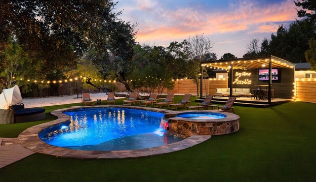 ~La Mariposa~ Best Backyard in Austin ~Sleeps 25
