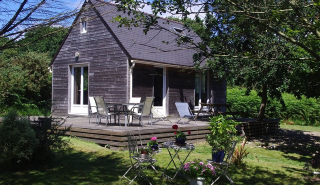 La Mer à pied, wooden house nestled in the countryside.