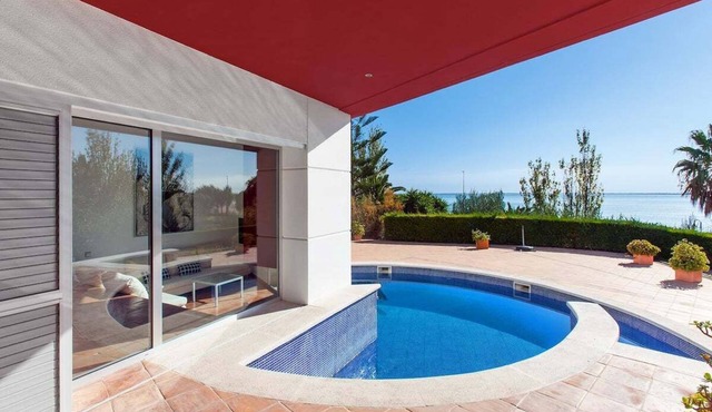 LA MEVA LLUNA, Luxury villa on the beachfront with pool