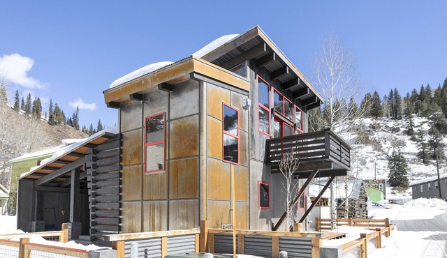 La Mina - New Mountain Retro Industrial home with WiFi- long term only