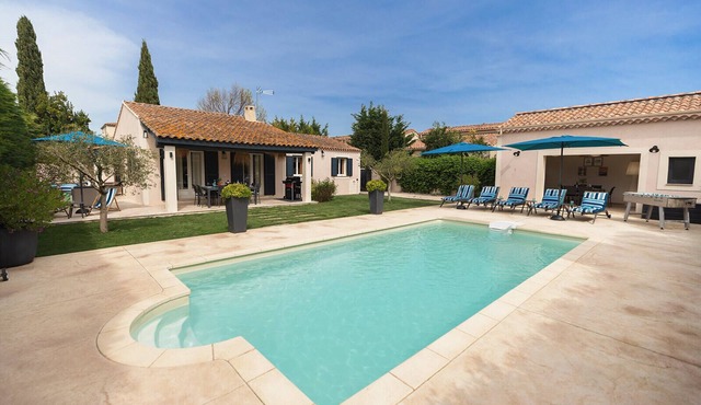LA Mouriesenne: Villa 7 Personnes, Piscine Chauffée au Centre du Village
