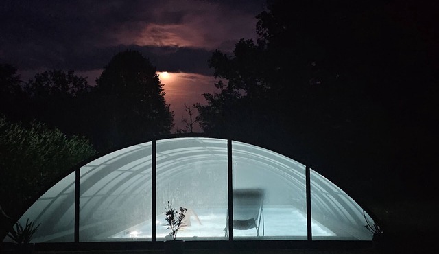 La Moyendrie: exceptional gite, swimming pool, in the grounds of a 10-hectare château.