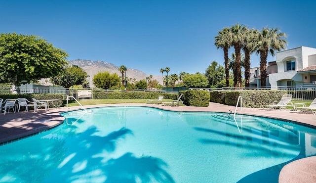 La Palme Stylish Condo. Walk from the Airport.