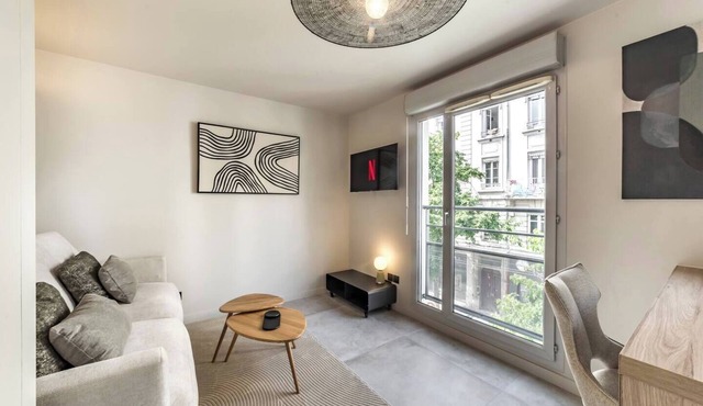 LA PALMERAIE - Studio Valmy Metro Station