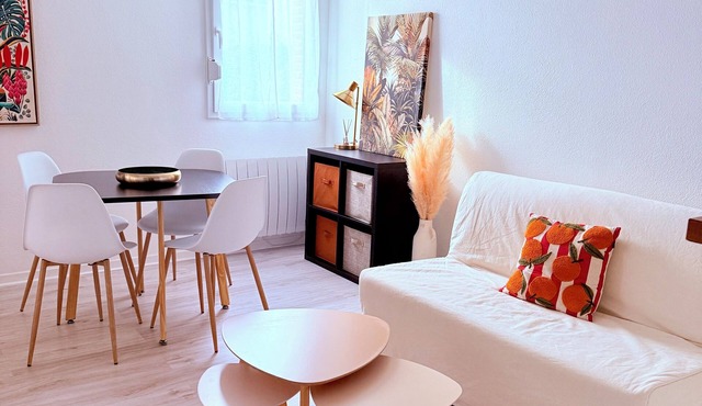 La Parenthèse - Cosy & Colorful - Sleeps 2 - Private Parking