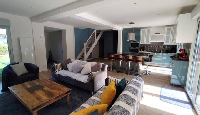 La parenthèse verte et bleue, upscale home in the pines