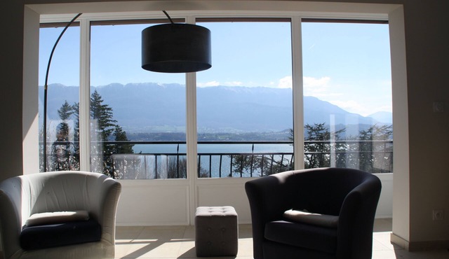 "LA PARENTHESE" charming rental lake and mountain view