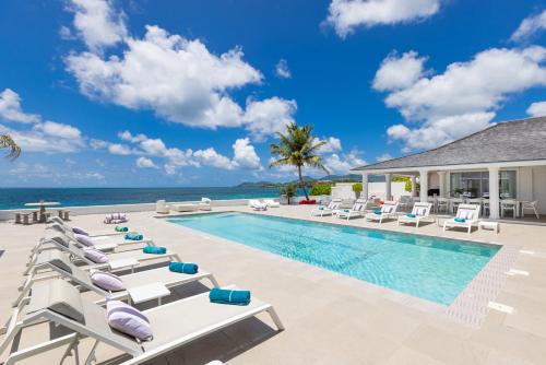 La Perla Estate - 7 BR Luxury Beachfront Villa with utmost privacy