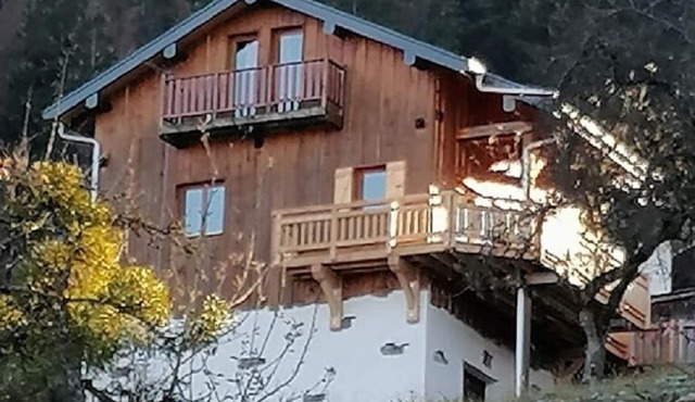 "La Petite Grange" comfortable chalet sleeps 6, breathtaking view, private parking,