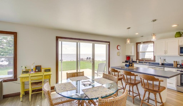 ‘La Petit Maison’ - Lakefront Oshkosh Home!