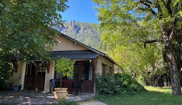 La petite Magnanerie, detached house in private wooded grounds, swimming pool access