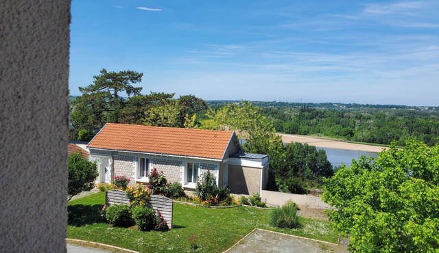 La petite Chamarande, peaceful cottage with river view, close to Tours & Amboise