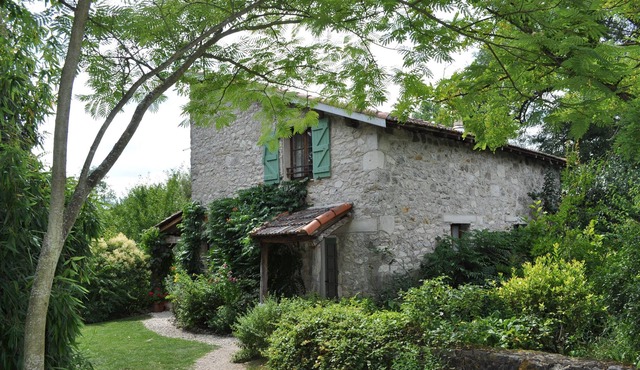La Petite Maison is located in beautiful restful surroundings with swimming pool