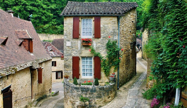 La Petite Maison: Fairytale Stay in Village Center