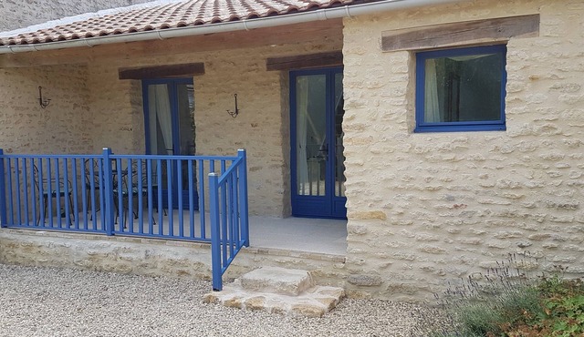 La Petite Maison Bleue - Gite with heated pool (June to September only)