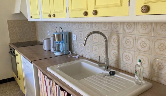 La petite maison du Couvent des Ecrevisses, sleeps 4 in the heart of Barjols