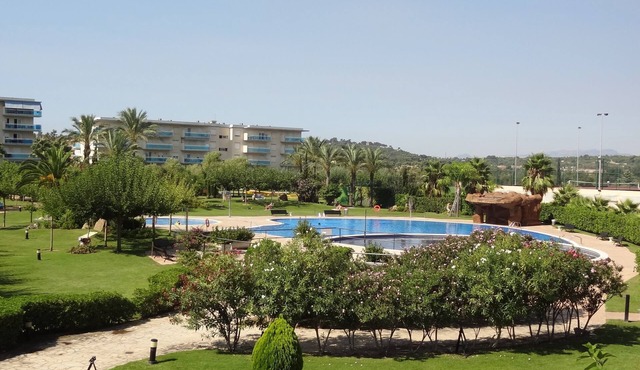 La Pineda: RESIDENTIAL APARTMENT. With pool, 200m Beach, Port Aventura, PADDLE, Mini golf, petanque, basketball, football .