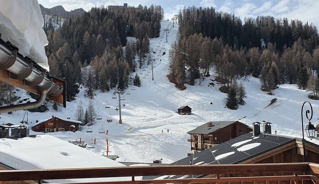 La Plagne 1800 Chalet sleeps 10 close to slopes and lifts.
