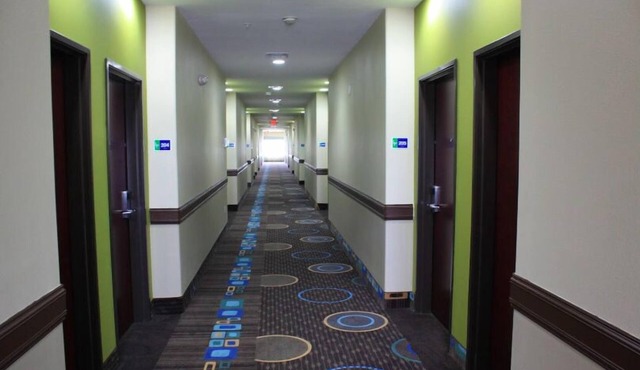 La Plaza Inn & Suites