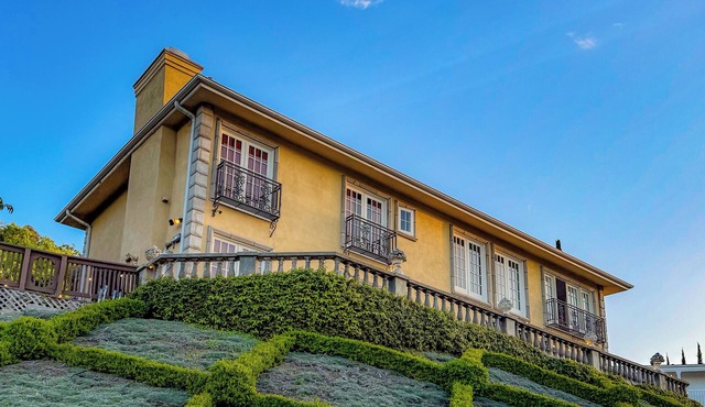 LA Pool & Rooftop Estate – Valley Views – Sleeps 10 – Universal 10 min