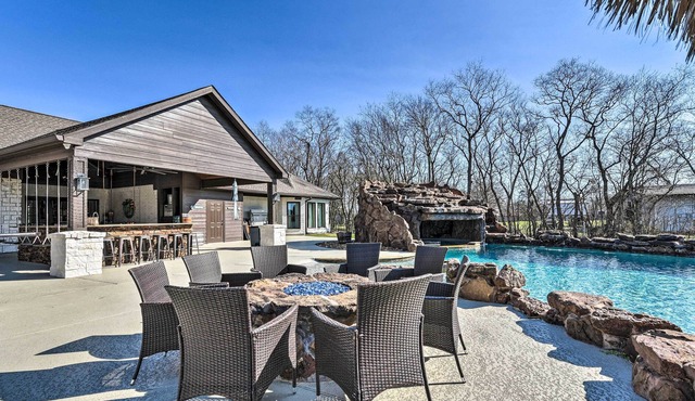 La Porte House w/ Grotto Pool on 5 Acres!