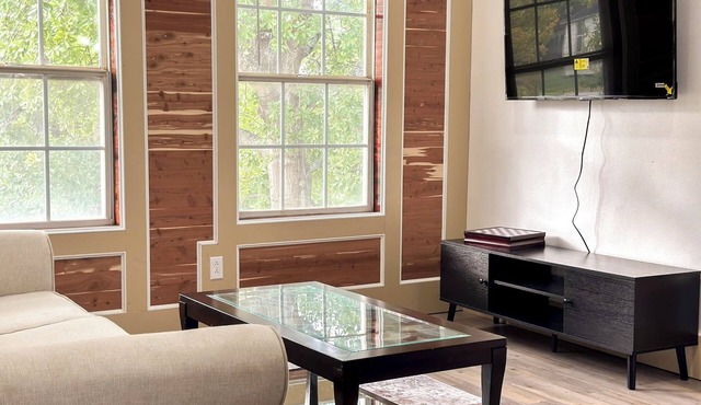 La Porte Retreat Near NRG Stadium & Houston Attractions