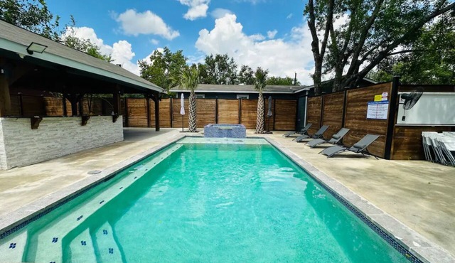 La Quinta 210 house with game room, pool WiFi and AC in lovely San Antonio