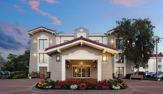 La Quinta Inn by Wyndham Pittsburgh Airport