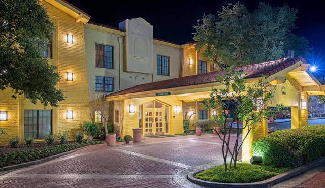 La Quinta Inn by Wyndham San Antonio I-35 N at Toepperwein