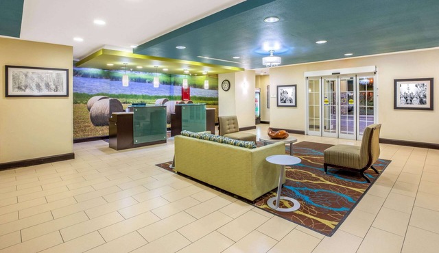 La Quinta Inn & Suites by Wyndham Floresville