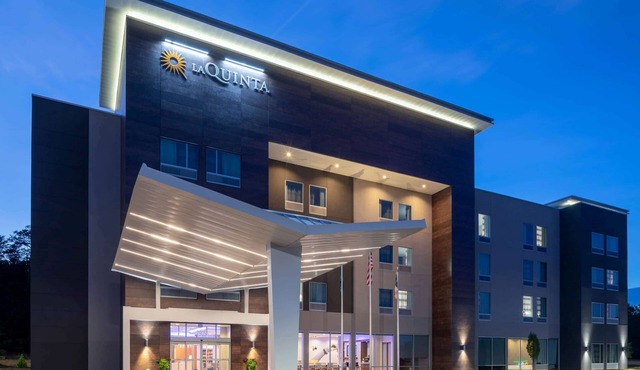 La Quinta Inn & Suites by Wyndham Greensboro Arpt High Point