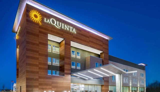 La Quinta Inn & Suites by Wyndham Louisville NE/Old Henry Rd