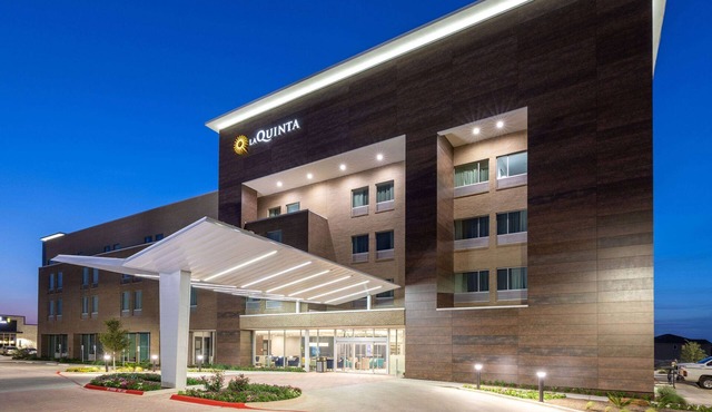 La Quinta Inn & Suites by Wyndham Round Rock near Kalahari