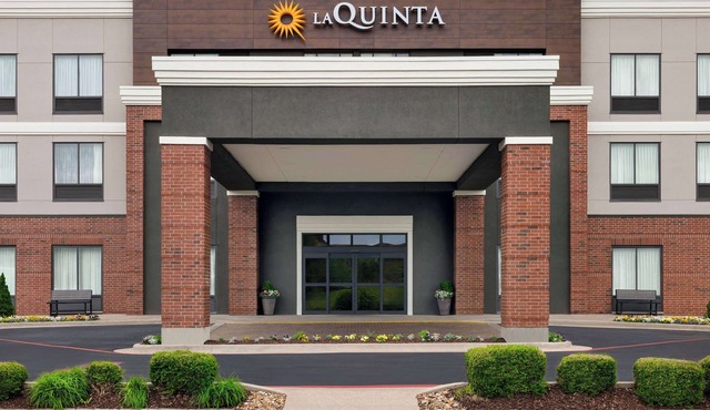 La Quinta Inn & Suites by Wyndham Springfield Airport Plaza