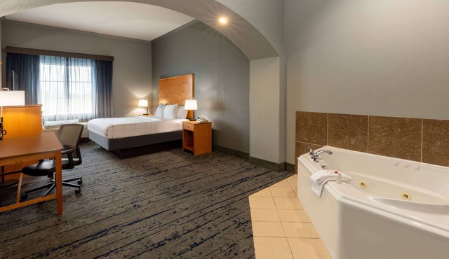 La Quinta Inn & Suites by Wyndham Bridgeport