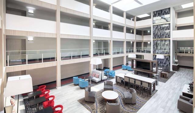 La Quinta Inn & Suites by Wyndham Atlanta Airport South