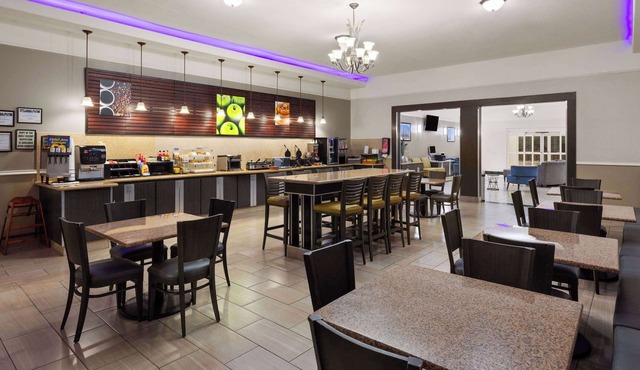 La Quinta Inn & Suites by Wyndham Deer Park