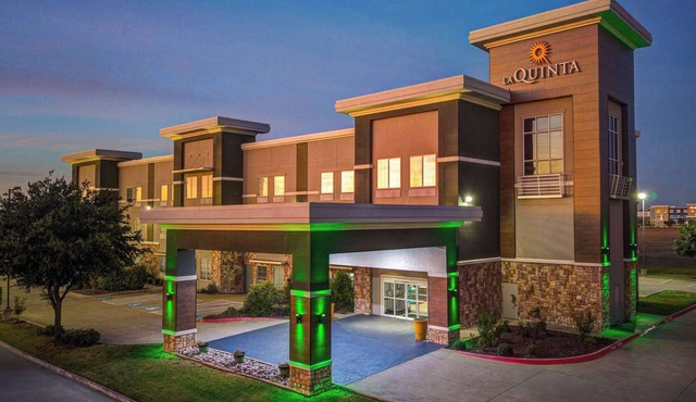 La Quinta Inn & Suites by Wyndham Ft. Worth - Forest Hill TX