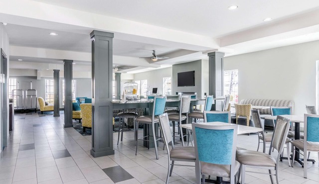 La Quinta Inn & Suites by Wyndham Kansas City Airport