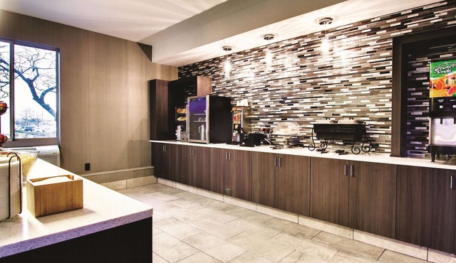 La Quinta Inn & Suites by Wyndham Cleveland Airport West
