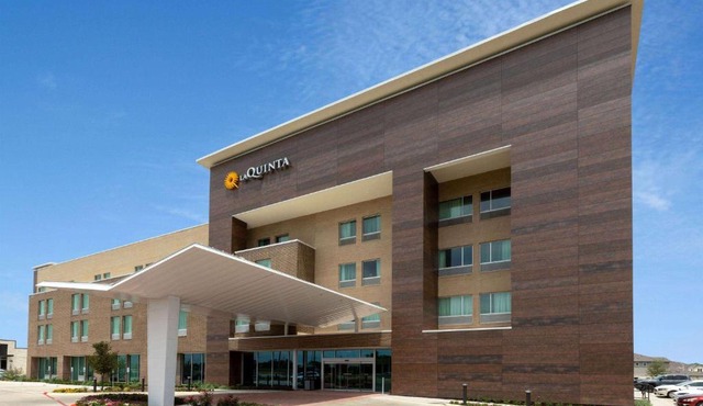 La Quinta Inn & Suites by Wyndham Round Rock near Kalahari