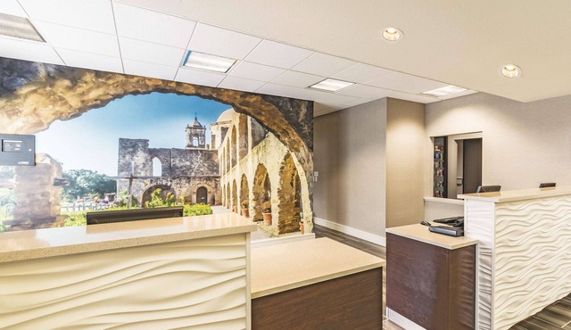 La Quinta Inn & Suites by Wyndham San Antonio Downtown