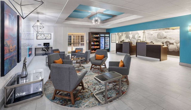 La Quinta Inn & Suites by Wyndham Angleton