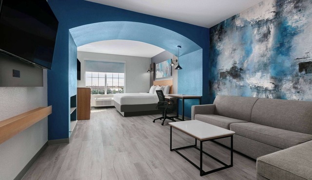 La Quinta Inn & Suites by Wyndham Ft. Worth - Burleson