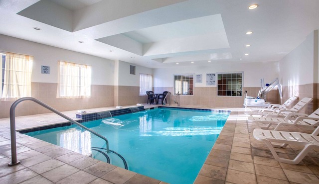 La Quinta Inn & Suites by Wyndham Columbus TX