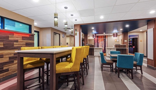 La Quinta Inn & Suites by Wyndham Jamestown