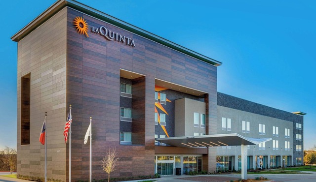 La Quinta Inn & Suites by Wyndham Lewisville