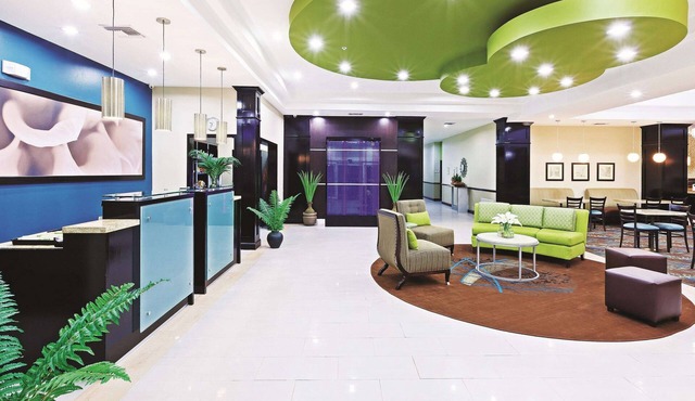 La Quinta Inn & Suites by Wyndham Marshall